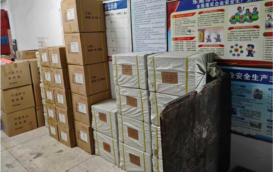 Đơn đặt hàng bùng nổ! Sản xuất quà tặng Đông Quan Yijiaxin bắt đầu vận chuyển số lượng lớn dòng chai cát lún